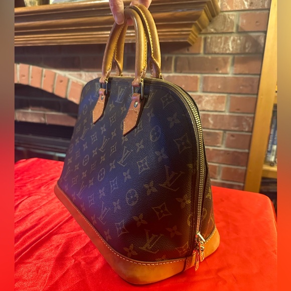 WOW POSHMARK - Authentic Vintage Louis Vuitton Monogram Alma Handbag - Picture 8 of 15